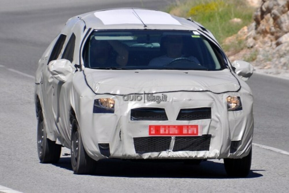 Imagini spion cu Dacia Logan 2 pe sosea. Vezi primele fotografii aparute pe internet - Imaginea 2