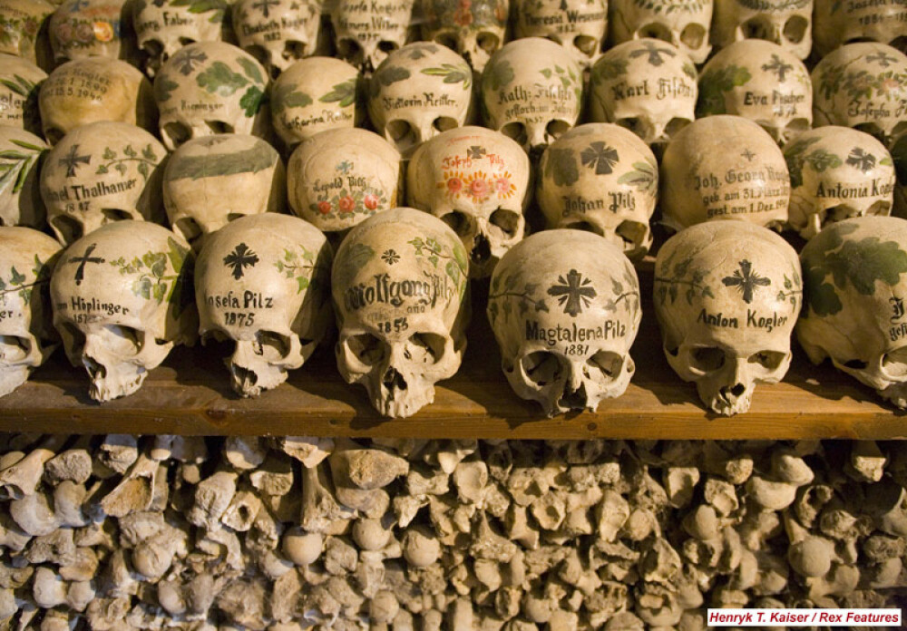 Galerie FOTO. Casa Oaselor, cladirea decorata cu peste 1.200 de cranii umane - Imaginea 2