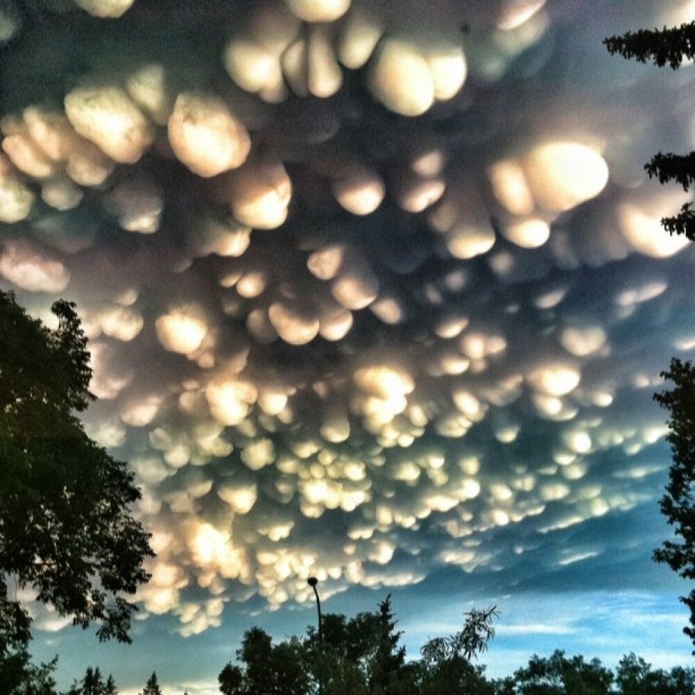 Fenomen meteo rar in Canada. Pe cerul unui oras au aparut 