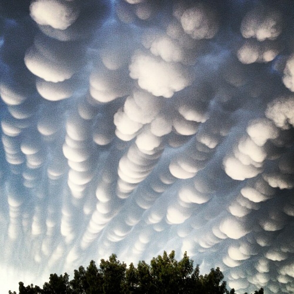 Fenomen meteo rar in Canada. Pe cerul unui oras au aparut 