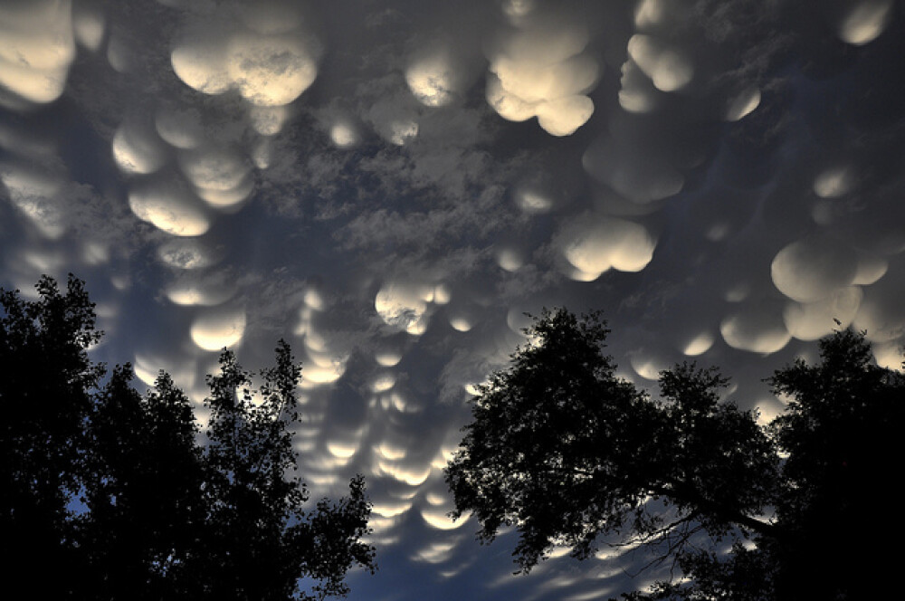 Fenomen meteo rar in Canada. Pe cerul unui oras au aparut 