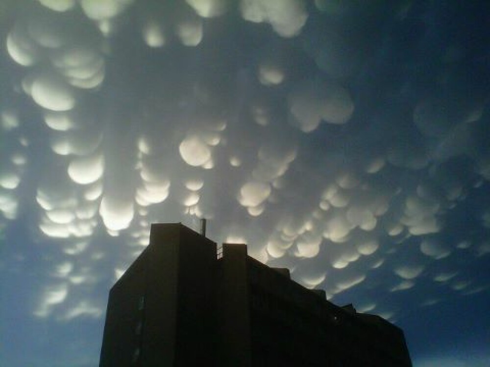 Fenomen meteo rar in Canada. Pe cerul unui oras au aparut 