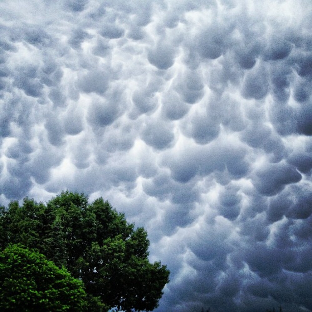 Fenomen meteo rar in Canada. Pe cerul unui oras au aparut 