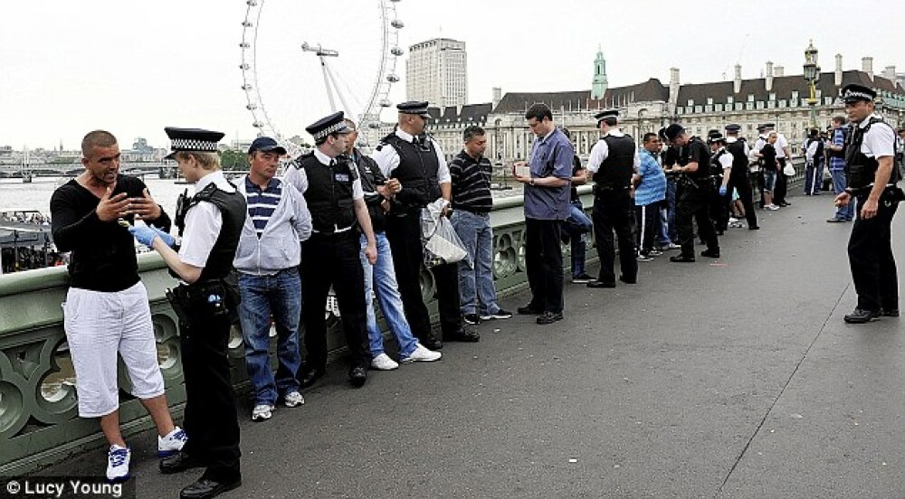 Politia londoneza a arestat 12 romani care pacaleau turistii cu jocul alba-neagra. GALERIE FOTO - Imaginea 1