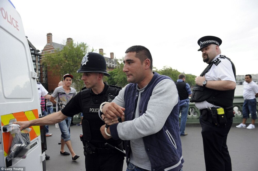 Politia londoneza a arestat 12 romani care pacaleau turistii cu jocul alba-neagra. GALERIE FOTO - Imaginea 4