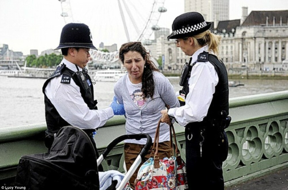 Politia londoneza a arestat 12 romani care pacaleau turistii cu jocul alba-neagra. GALERIE FOTO - Imaginea 5