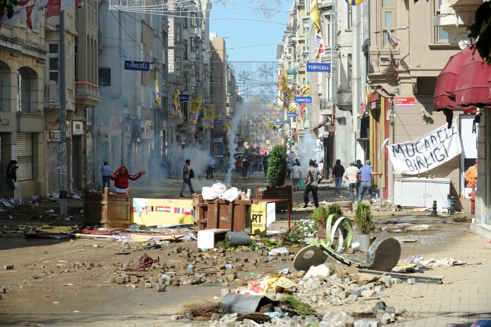 Mii de manifestanti au ocupat Piata Taksim din Istanbul. Fortele de ordine s-au retras - Imaginea 4