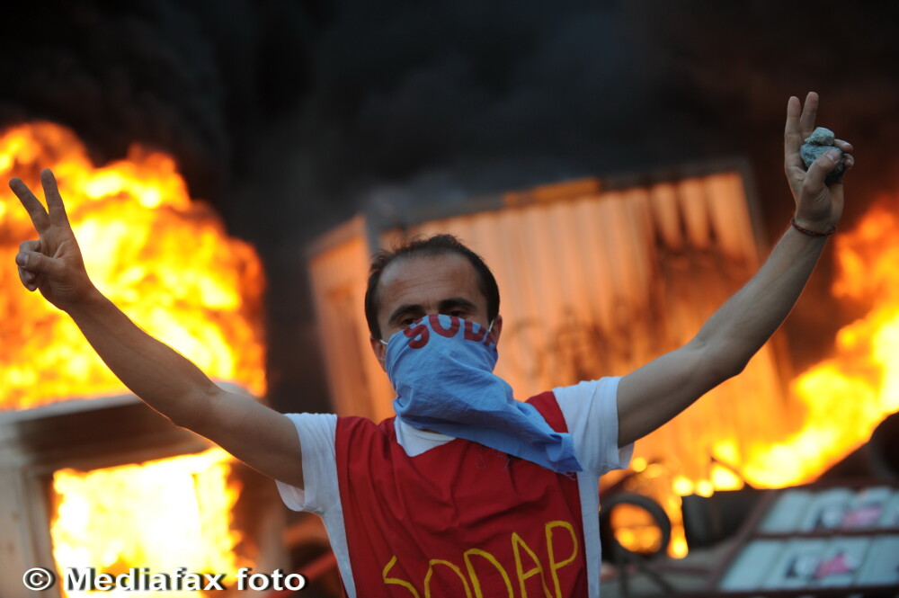 Imaginile infernului de pe strazile din Istanbul: 14 oameni, raniti dupa violentele de azi - Imaginea 5
