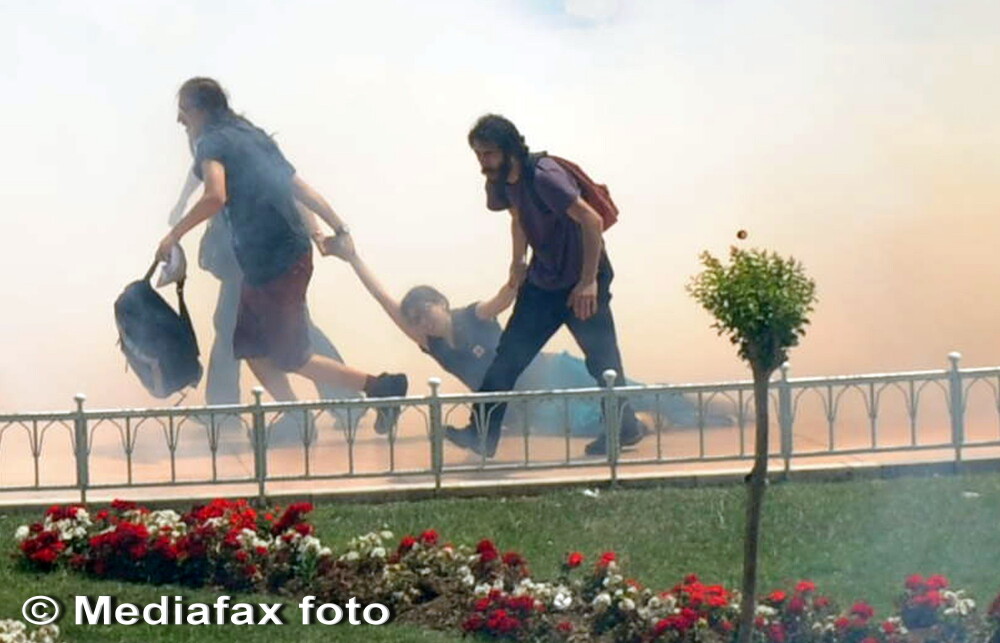 Imaginile infernului de pe strazile din Istanbul: 14 oameni, raniti dupa violentele de azi - Imaginea 4