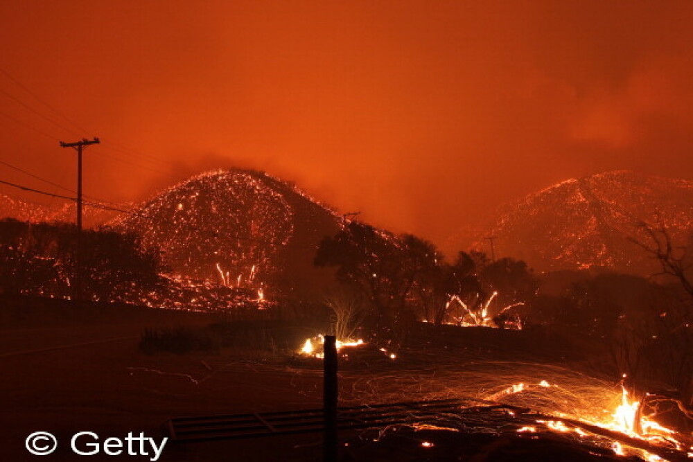 Incendii devastatoare in California, case arse si persoane evacuate. Imagini cu 