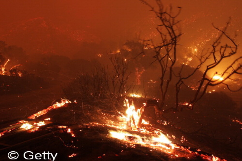 Incendii devastatoare in California, case arse si persoane evacuate. Imagini cu 