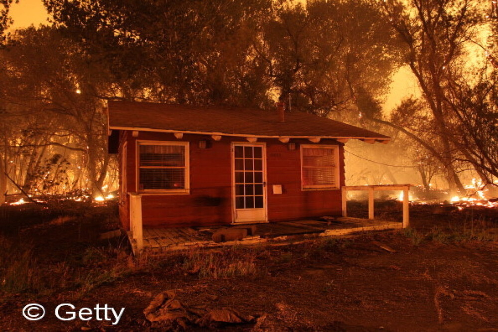 Incendii devastatoare in California, case arse si persoane evacuate. Imagini cu 