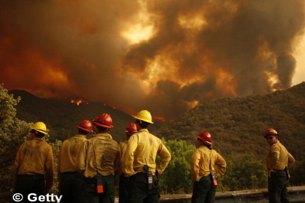 Incendii devastatoare in California, case arse si persoane evacuate. Imagini cu 