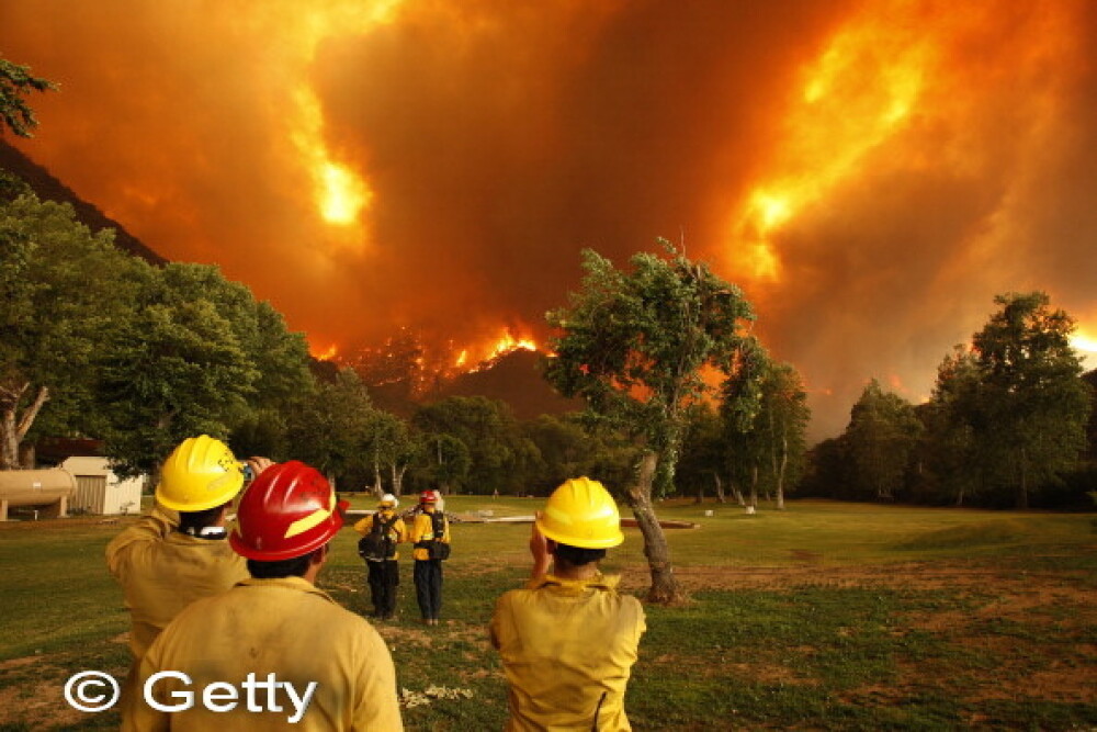 Incendii devastatoare in California, case arse si persoane evacuate. Imagini cu 