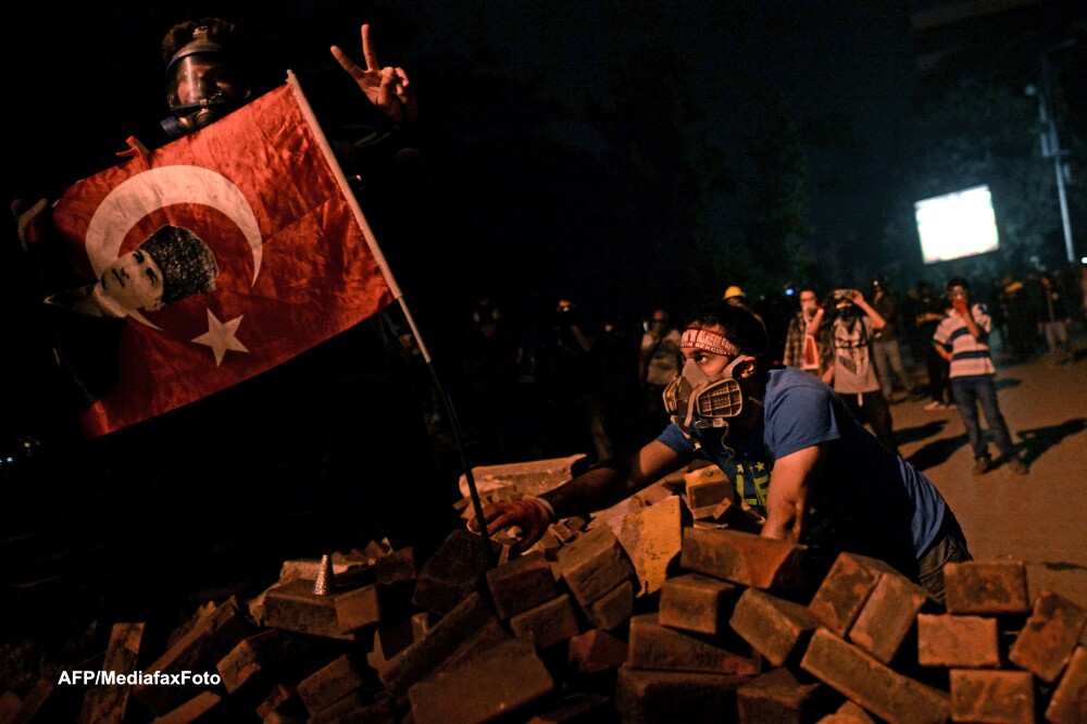 PROTESTE IN TURCIA. De ce e atat de criticat premierul Erdogan, desi a salvat economia tarii - Imaginea 28