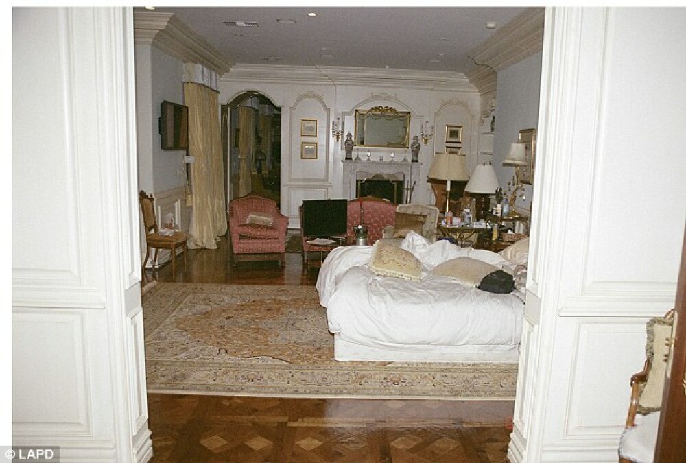 Imagini nemaivazute pana acum din dormitorul lui Michael Jackson, facute publice dupa aproape 4 ani - Imaginea 1