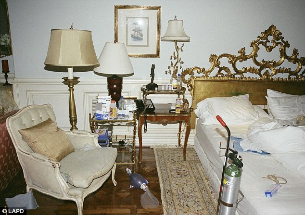 Imagini nemaivazute pana acum din dormitorul lui Michael Jackson, facute publice dupa aproape 4 ani - Imaginea 3