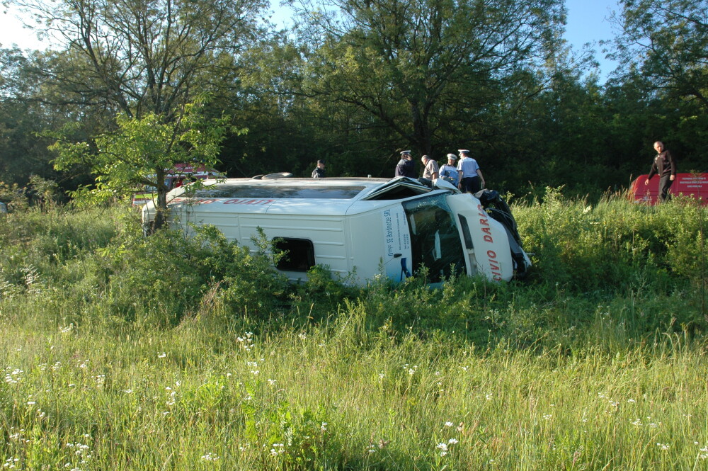 Doi morti si 13 raniti dupa ce un microbuz a fost lovit de un autoturism inmatriculat in Italia - Imaginea 1