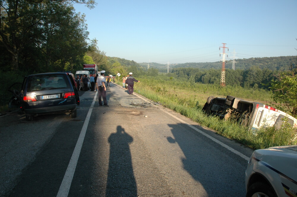 Doi morti si 13 raniti dupa ce un microbuz a fost lovit de un autoturism inmatriculat in Italia - Imaginea 3