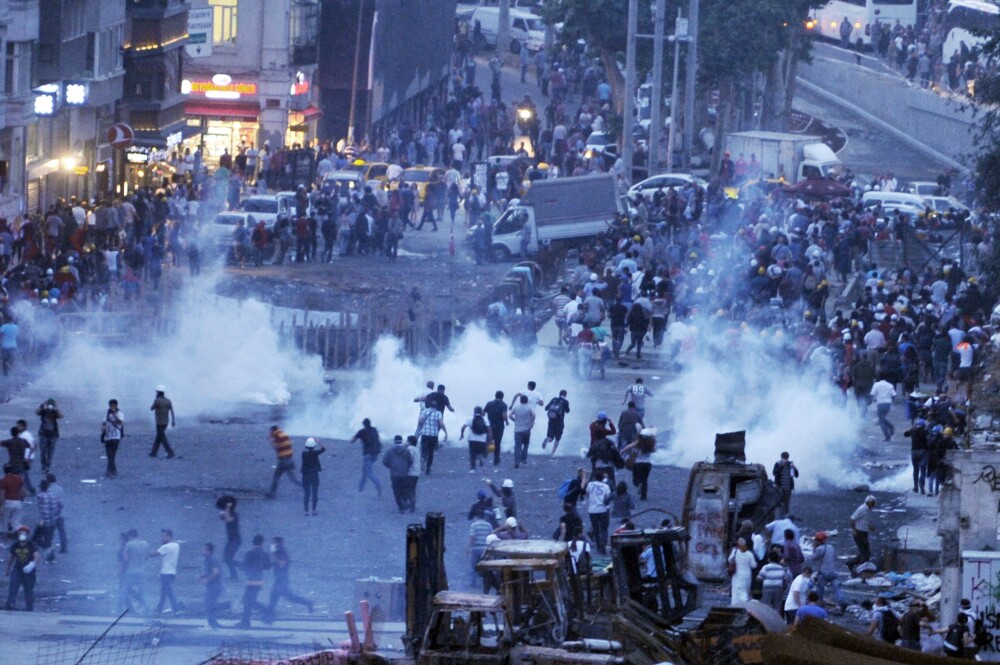 PROTESTE IN TURCIA. Imaginile violente ale noptii in care manifestantii au fost evacuati din parc - Imaginea 5