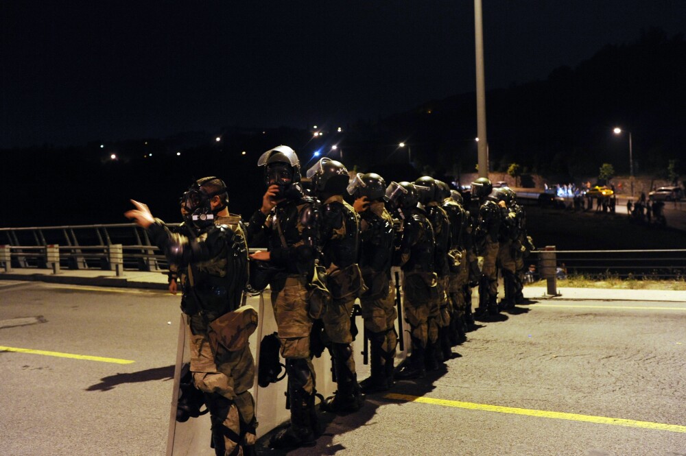PROTESTE IN TURCIA. Imaginile violente ale noptii in care manifestantii au fost evacuati din parc - Imaginea 4