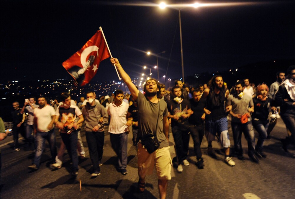 PROTESTE IN TURCIA. Imaginile violente ale noptii in care manifestantii au fost evacuati din parc - Imaginea 3