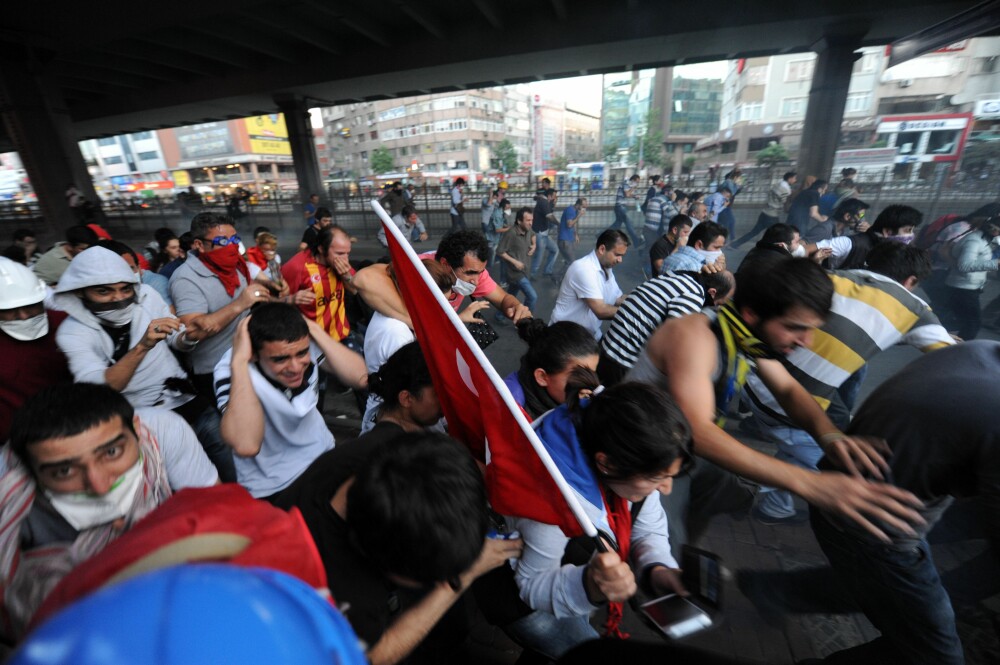 PROTESTE IN TURCIA. Imaginile violente ale noptii in care manifestantii au fost evacuati din parc - Imaginea 2