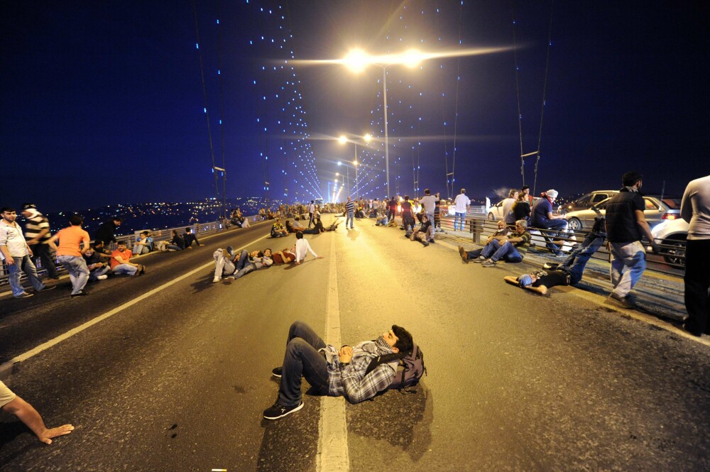 PROTESTE IN TURCIA. Imaginile violente ale noptii in care manifestantii au fost evacuati din parc - Imaginea 1