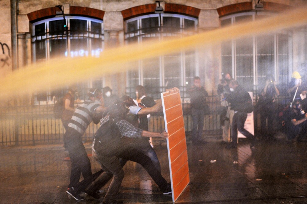 PROTESTE IN TURCIA. Imaginile violente ale noptii in care manifestantii au fost evacuati din parc - Imaginea 6