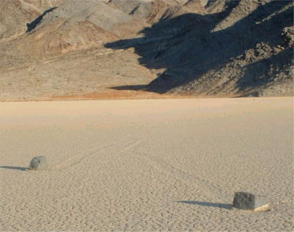 FOTO. Misterul pietrelor care se deplaseaza singure prin desert. Care este explicatia fenomenului - Imaginea 1