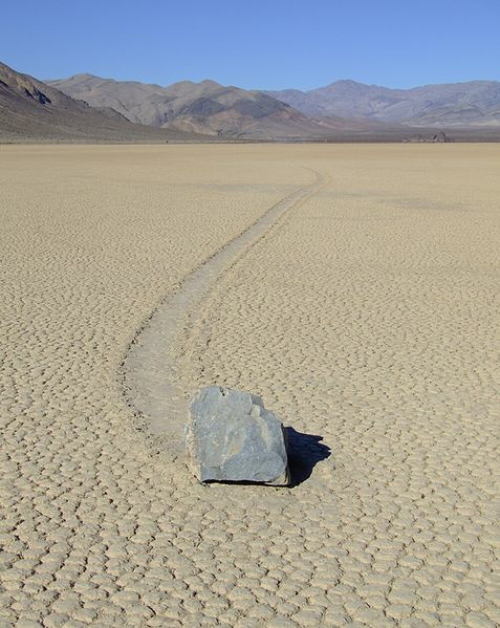FOTO. Misterul pietrelor care se deplaseaza singure prin desert. Care este explicatia fenomenului - Imaginea 2