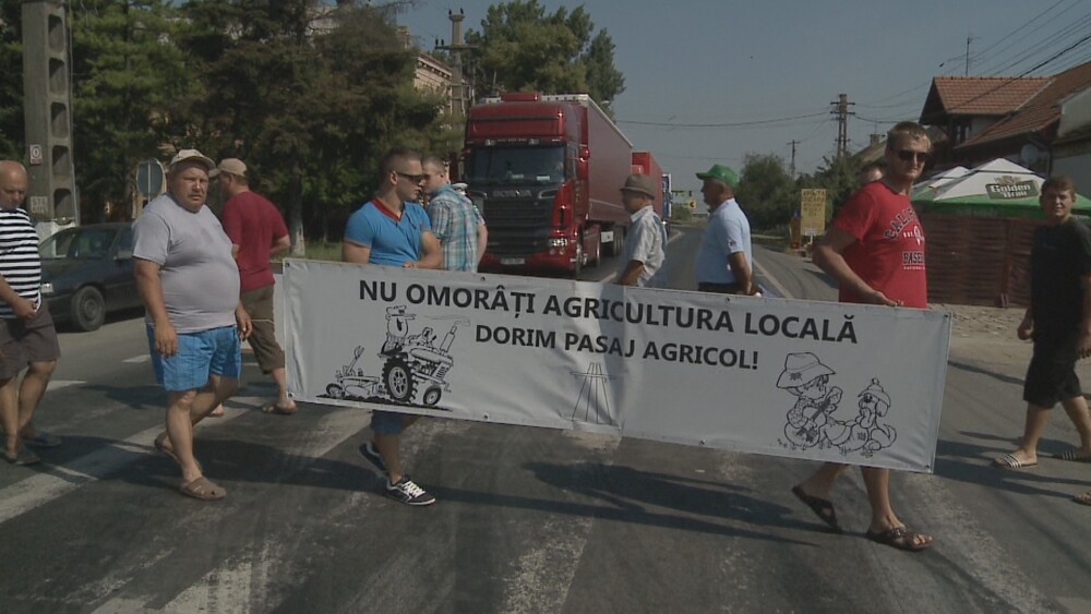Protest la Nadlac. Agricultorii, nemultumiti ca nu pot ajunge la terenuri din cauza autostrazii - Imaginea 1
