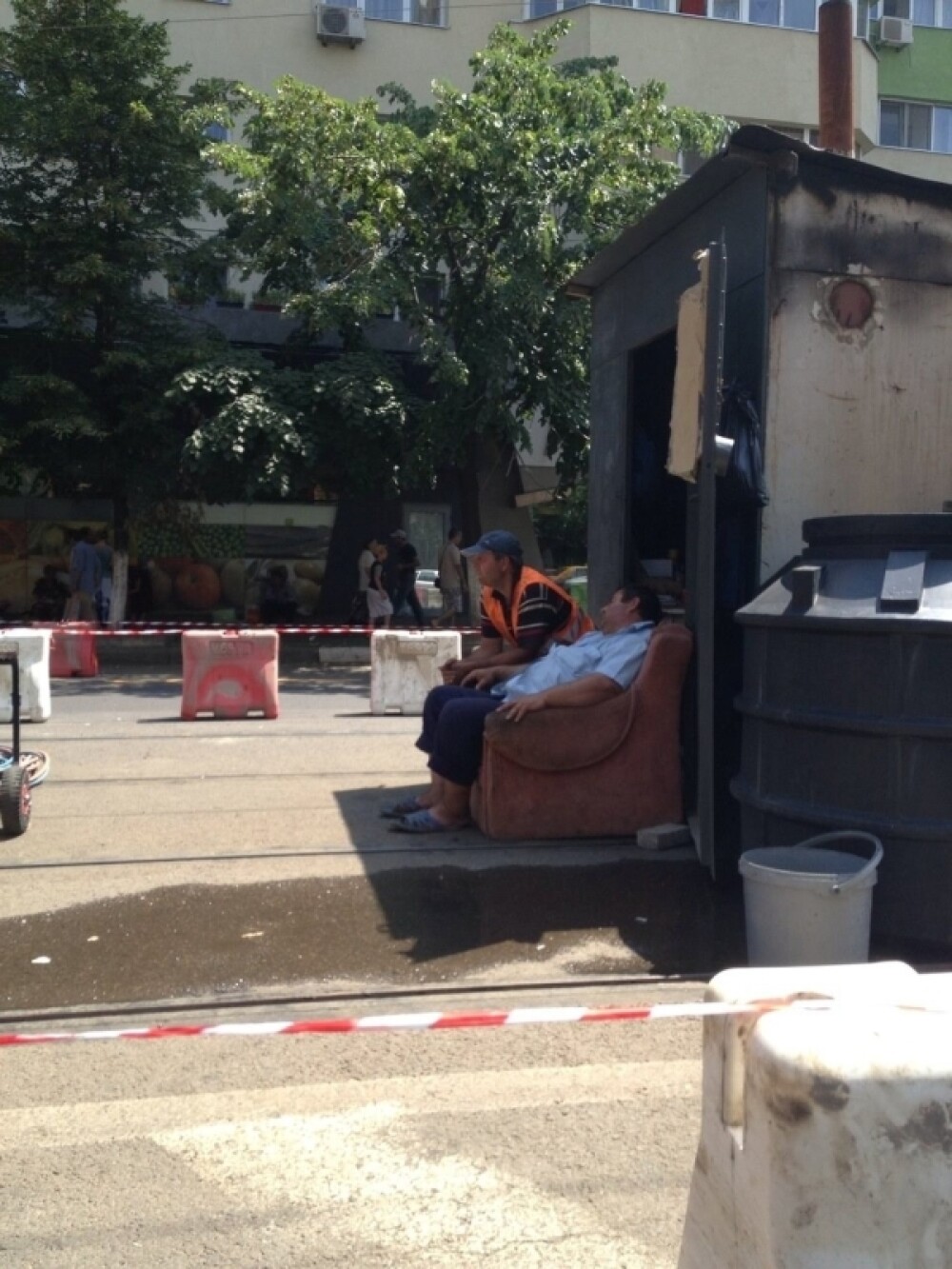 Imaginea zilei in Capitala. Cum dorm muncitorii ce ar trebui sa reabiliteze liniile de tramvai. FOTO - Imaginea 1