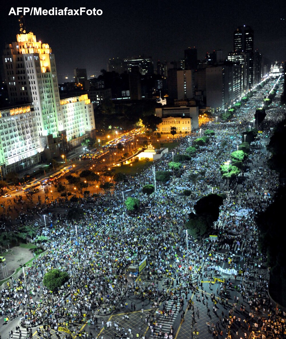 A 10-a zi de proteste in Brazilia. Un milion de oameni pe strazi, impotriva coruptiei si saraciei - Imaginea 1