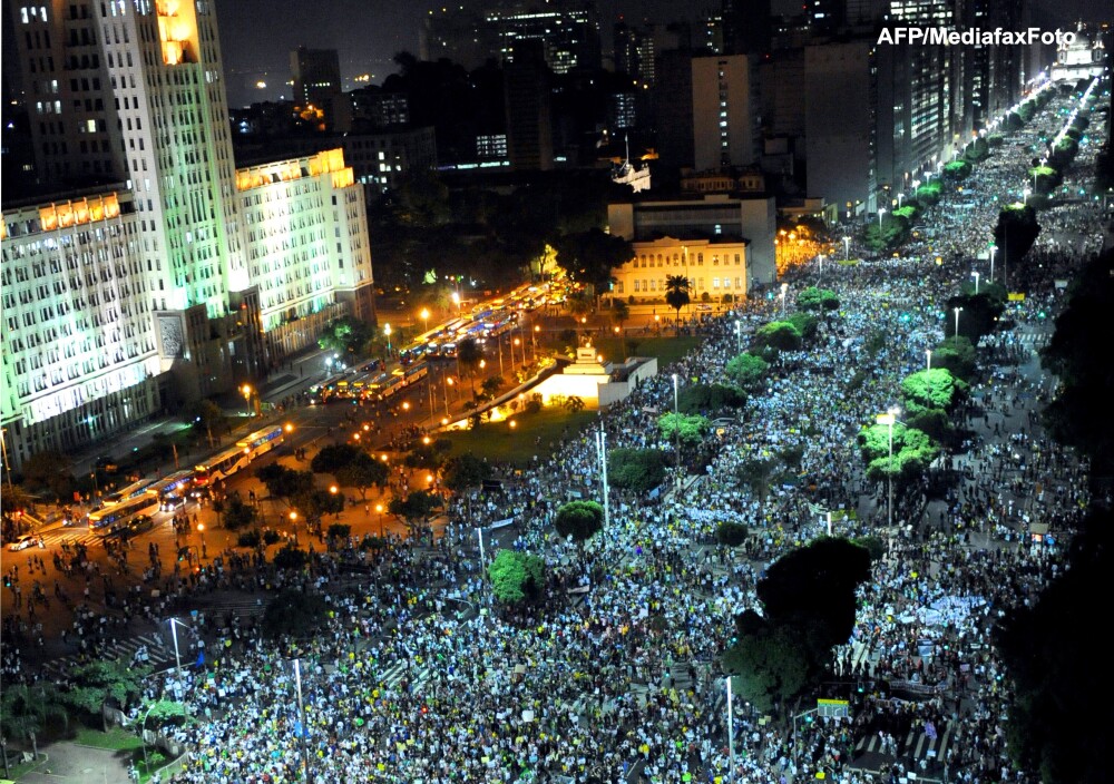 A 10-a zi de proteste in Brazilia. Un milion de oameni pe strazi, impotriva coruptiei si saraciei - Imaginea 2