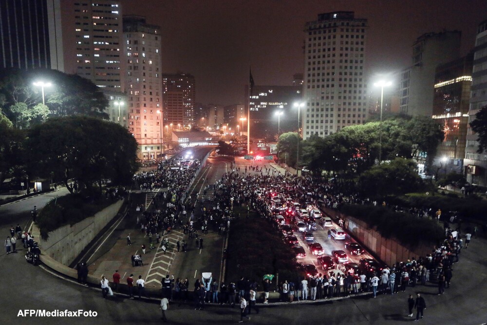 A 10-a zi de proteste in Brazilia. Un milion de oameni pe strazi, impotriva coruptiei si saraciei - Imaginea 3