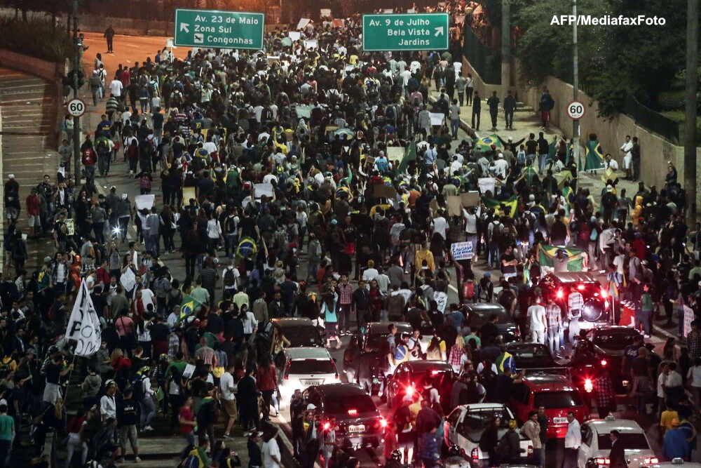 A 10-a zi de proteste in Brazilia. Un milion de oameni pe strazi, impotriva coruptiei si saraciei - Imaginea 4