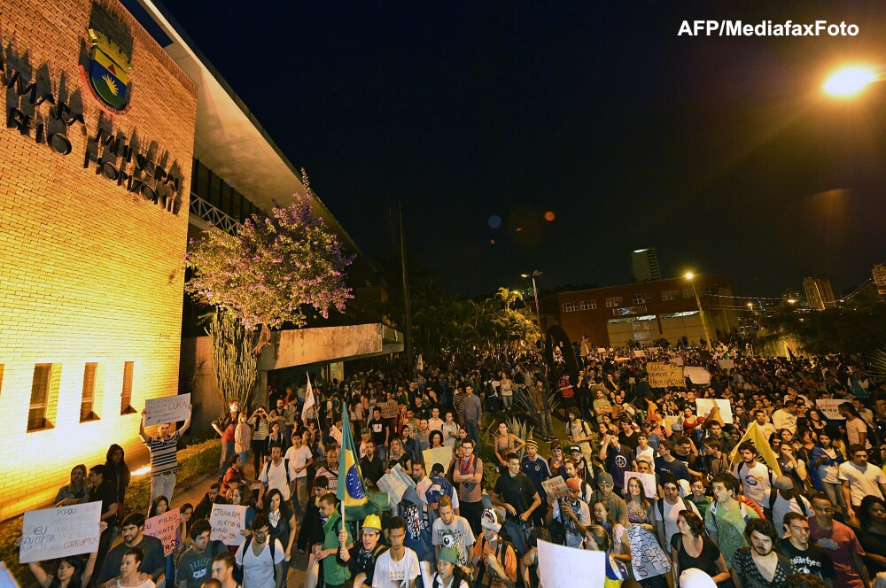 A 10-a zi de proteste in Brazilia. Un milion de oameni pe strazi, impotriva coruptiei si saraciei - Imaginea 5