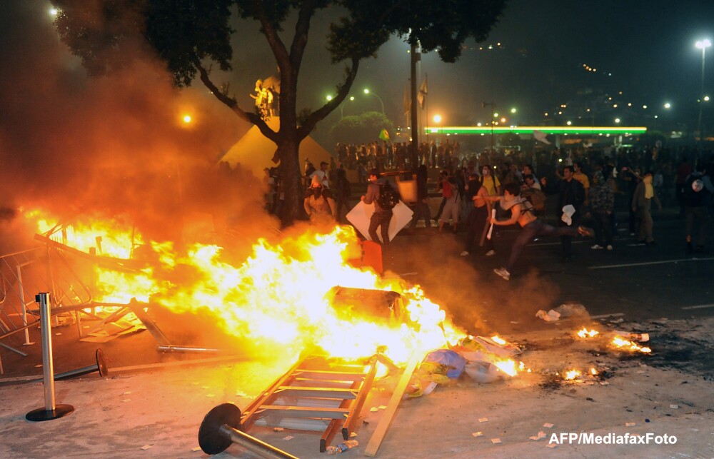 A 10-a zi de proteste in Brazilia. Un milion de oameni pe strazi, impotriva coruptiei si saraciei - Imaginea 6