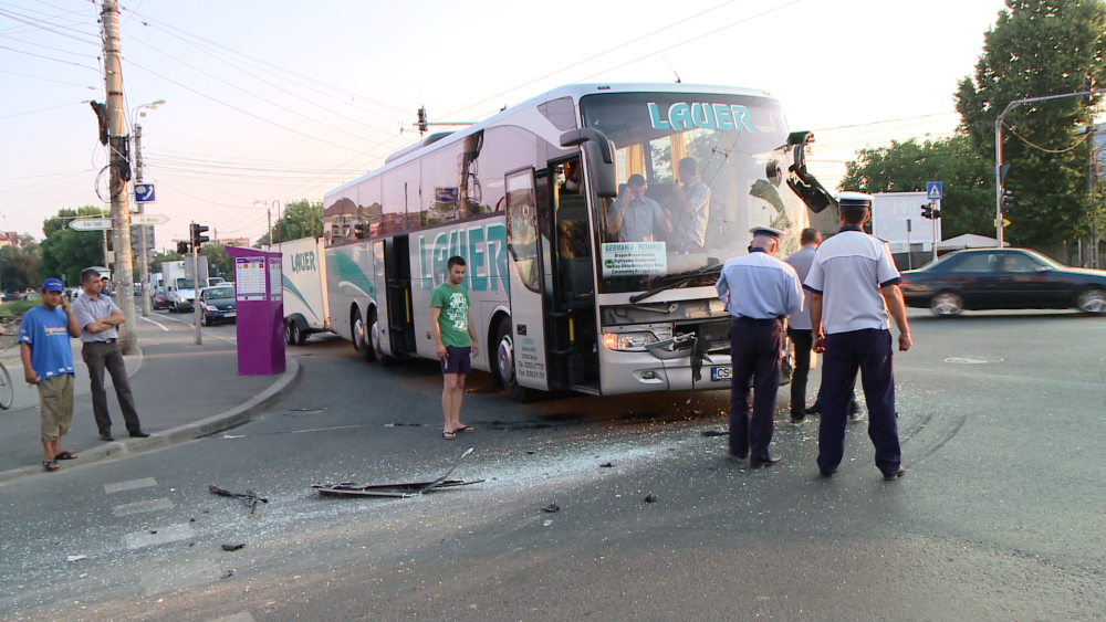 Accident cu doua autocare pline cu calatori, la Timisoara. GALERIE FOTO - Imaginea 9