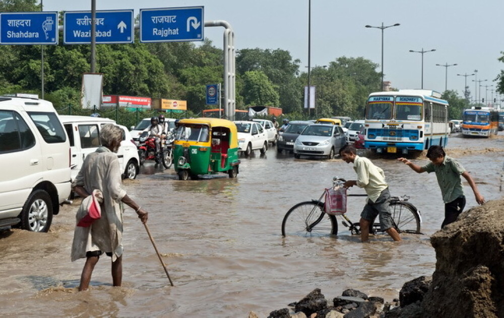 Calamitate naturala in India: 550 de persoane au murit in urma ploilor musonice. GALERIE FOTO - Imaginea 4