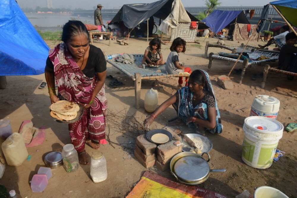 Calamitate naturala in India: 550 de persoane au murit in urma ploilor musonice. GALERIE FOTO - Imaginea 1