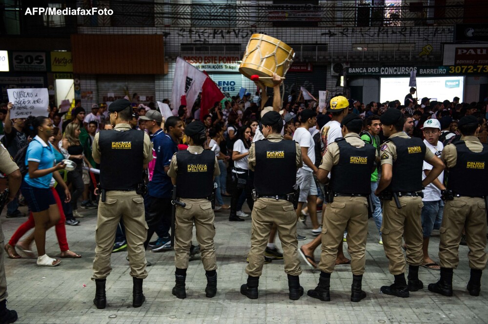Protestele din Brazilia, scapate de sub control. VIDEO cu oameni care distrug si jefuiesc magazine - Imaginea 1