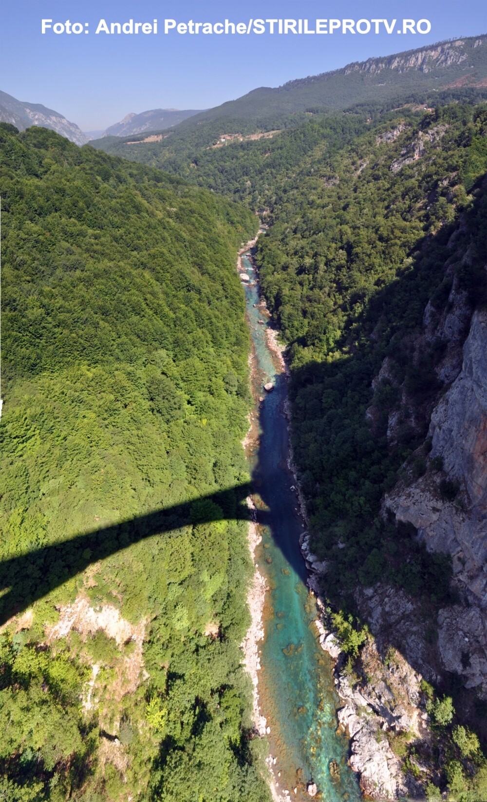 Turism pe serpentine si prapastii adanci. Cum arata un traseu montan in Muntenegru. GALERIE FOTO - Imaginea 7