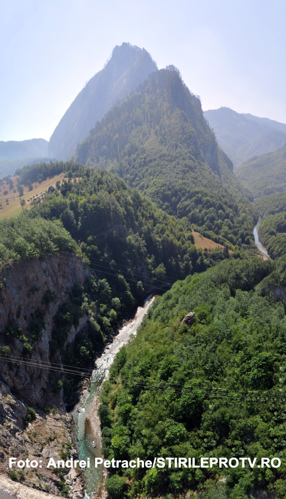 Turism pe serpentine si prapastii adanci. Cum arata un traseu montan in Muntenegru. GALERIE FOTO - Imaginea 9