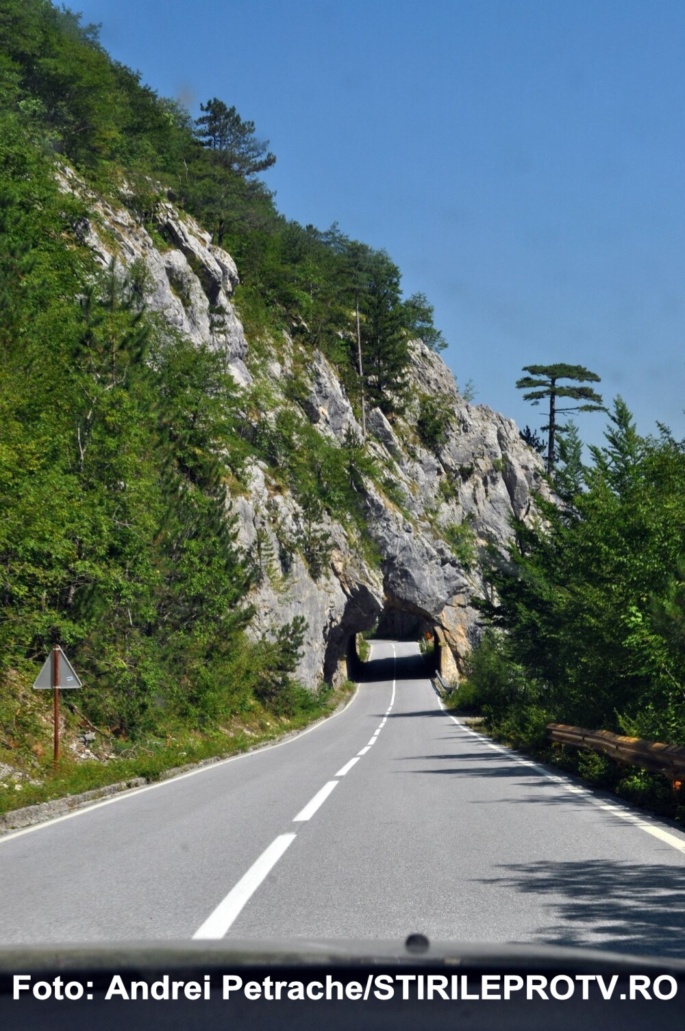 Turism pe serpentine si prapastii adanci. Cum arata un traseu montan in Muntenegru. GALERIE FOTO - Imaginea 11