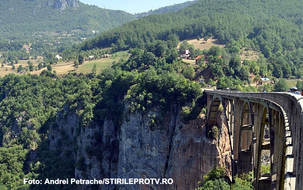 Turism pe serpentine si prapastii adanci. Cum arata un traseu montan in Muntenegru. GALERIE FOTO - Imaginea 15