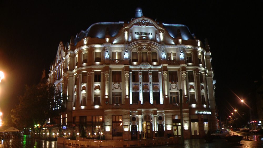 Palatul Lloyd din Piata Victoriei a fost iluminat arhitectural, printr-o sponsorizare. GALERIE FOTO - Imaginea 1