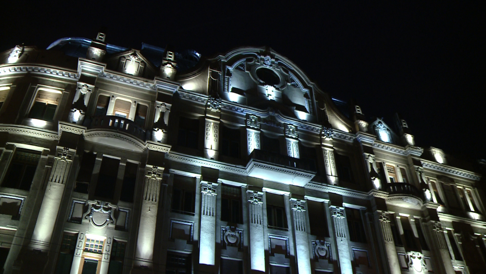 Palatul Lloyd din Piata Victoriei a fost iluminat arhitectural, printr-o sponsorizare. GALERIE FOTO - Imaginea 2