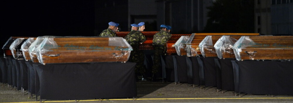 Zi de DOLIU NATIONAL. Trupurile celor doi soti din Timisoara, morti in accident, au fost aduse acasa - Imaginea 23